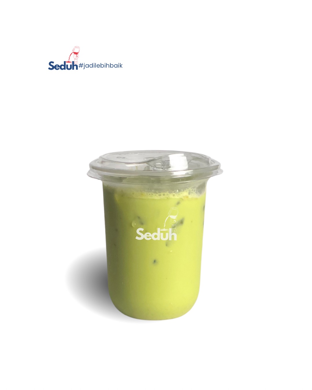 Matcha Latte dengan lapisan hijau matcha dan foam susu yang artistik